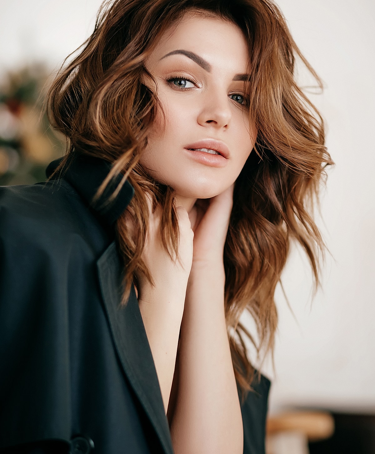 Woman with wavy hair and natural makeup.